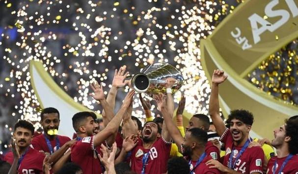 卡塔尔亚洲杯冠军捧杯时刻